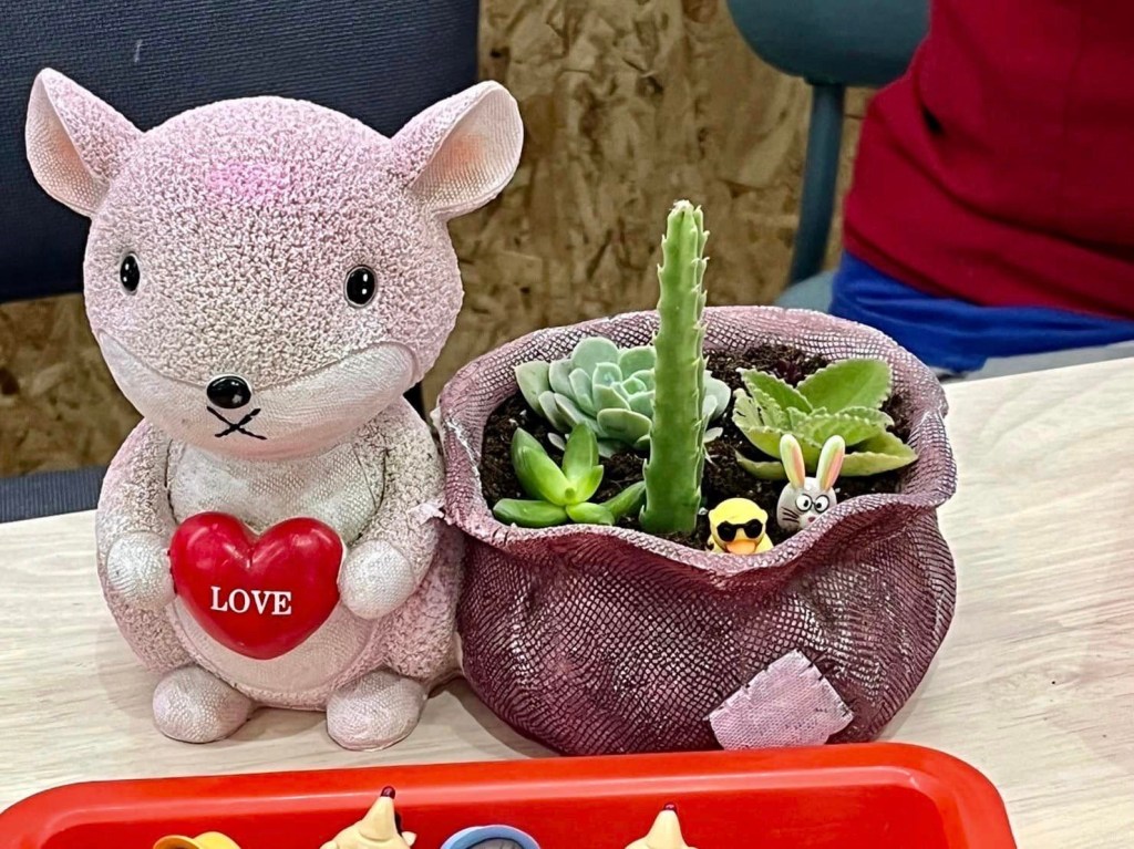 「好奇怪，現在手好像沒有那麼痛了」☺️