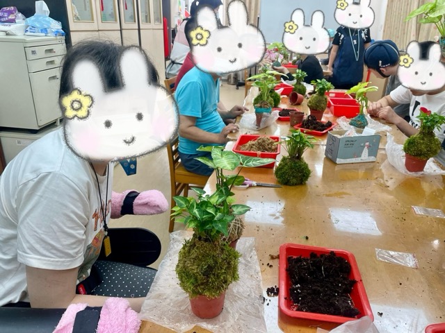 「你扶著線，我來綁！」