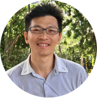 緣心苑共同創辦人暨園藝治療師 - 戴翎晏老師的專業形象照，她面帶溫暖微笑，展現出親切與專業的療癒者氣質。