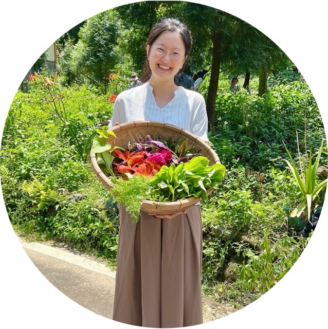 緣心苑共同創辦人暨園藝治療師 - 戴翎晏老師的專業形象照,她面帶溫暖微笑,展現出親切與專業的療癒者氣質。