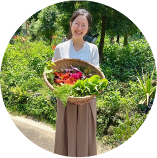 緣心苑共同創辦人暨園藝治療師 - 戴翎晏老師的專業形象照，她面帶溫暖微笑，展現出親切與專業的療癒者氣質。